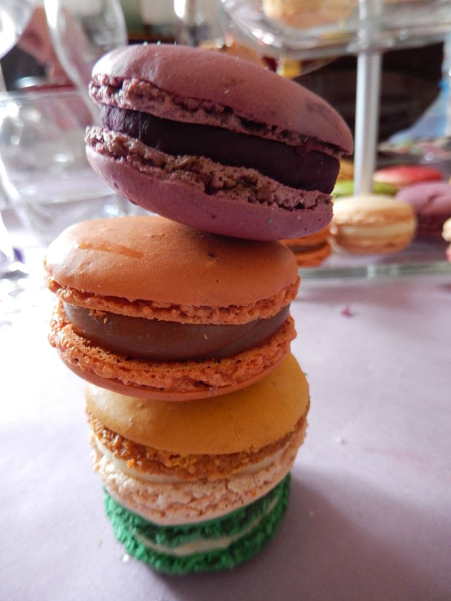 Makronen, Kuchen, Gourmand, Süßes Essen, Süss, Genuss, Essen und Trinken, Lebensmittel, Versuchung, Dessert, fertig für den Verzehr, Frische, ungesunde Ernährung, Stillleben, Nahansicht, Makrone, keine Leute, drinnen, Tabelle, Stapel, Fokus auf den Vordergrund, gebacken, Snack, französisches Essen, 2K