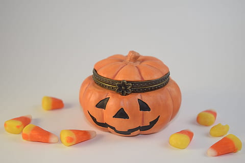 græskar, slik majs, søde sager, slik, behandle, halloween dekoration, sød græskar, dekoration, halloween slik, halloween, efterår, lanterne, orange farve, jack o 'lantern, uhyggelig, ferie, rædsel, carving - håndværk produkt, oktober, kulturer, sæson, fest, ond, studio skud, mad og drikke, mad, stilleben, hvid baggrund, ansigt, antropomorfe ansigt, antropomorfe, indendørs, tæt på, ingen mennesker, kopiere plads, kreativitet, friskhed, citrus frugt, orange, 5K, CC0, offentligt domæne, royaltyfrie