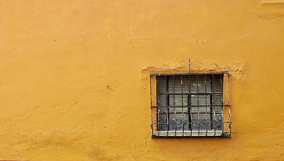 finestra a battente nera, recinzione della finestra, giallo, finestra, parete, superficie, facciata, struttura, barra della finestra, barre, Messico, struttura costruita, architettura, esterno dell'edificio, caratteristica della parete, costruzione, nessuno, giorno, all'aperto, quartiere residenziale, Casa, Inquadratura dal basso, vecchio, sicurezza, fotogramma intero, luce del sole, sfondi, barra di sicurezza, copia spazio, telaio della finestra, 4K, CC0, dominio pubblico, privo di copyright