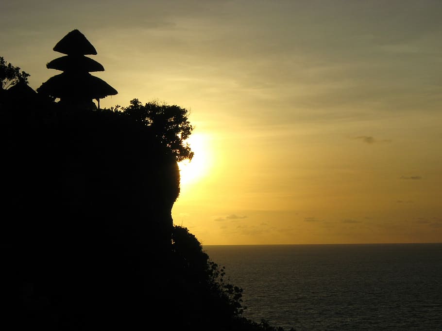 foto de la silueta, penya-segat de muntanya, arbre, posta de sol, bali, penya-segat, cel, silueta, bellesa a la natura, aigua, escenics - natura, mar, planta, horitzó sobre l’aigua, naturalesa, escena tranquil·la, tranquil·litat, color taronja, horitzó, núvol - cel, idíl·lic, cap gent, sol, a l'aire lliure, 2K
