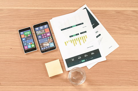dos, blanco, smartphones android, foto, convertido, negro, androide, teléfonos inteligentes, cerca, impreso, papel, móvil, teléfono inteligente, tecnología, papeles, cuadros, graficas, informes, negocio, trabajo, oficina, escritorio, madera, notas adhesivas, financiar, Internet, adentro, fotografía, nadie, día, mesa, material de madera, vista de alto ángulo, naturaleza muerta, directamente arriba, dispositivo de información portátil, tecnología inalámbrica, conexión, comunicación, de cerca, creatividad, pantalla, portabilidad, Arte y artesanía, grano de madera, 4K, CC0, dominio público, libre de derechos