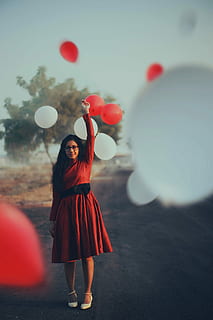 donna, rosso, a maniche lunghe, vestito midi, detenzione, Palloncino, giorno, donna in rosso, rosso lungo, midi, vestito, donne, femmine, all'aperto, una persona, giovane adulto, persone, bellissimo, etnia caucasica, bellezza, adulto, giovani donne, sorridente, cielo, felicità, allegro, gioia, moda, divertimento, lunghezza intera, testa Rossa, persone reali, in piedi, capi di abbigliamento, stili di vita, attività di svago, natura, abbigliamento casual, analizzare, cercare, guardare, acconciatura, bella donna, 1080P, CC0, dominio pubblico, privo di copyright