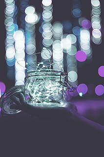 Claro, jarra de vidro, luzes de corda, conduziu, leve, vasilha de vidro, luz LED, em claro, vidro, Natal, desfocado, origens, bebida, decoração, celebração, abstrato, noite, brilhante, iluminado, copo, ninguém, fechar-se, dentro de casa, brilhando, equipamento de iluminação, vidro - material, reflexo de lente, luz - fenômeno natural, ainda vida, focar em primeiro plano, luz elétrica, mesa, foco seletivo, eletricidade, luzes de Natal, roxa, 5K, CC0, domínio público, royalty free