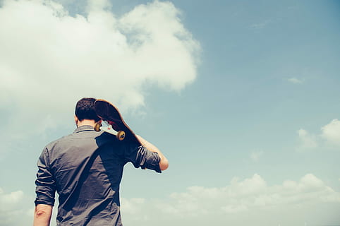 om, deținere, negru, skateboard, timpul zilei, în aer liber, natură, cer, adult, oameni, etnie caucaziană, bărbați, femei, stiluri de viață, spațiu copie, zi, nor - cer, o persoana, imagine color, libertate, de la talie in sus, doar o femeie, haine casual, la mijlocul adulților, oameni adevărați, Activitatea de agrement, permanent, trei sferturi de lungime, vedere din spate, vedere unghiulară joasă, îmbrăcăminte, tânăr adult, Barbat tanar, 2K