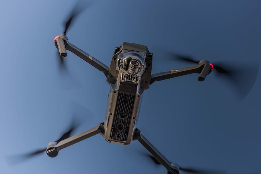 accionat, gris, dji mavic, pro, drone, tecnologia, equipament, volant, fotografia, cel, vista d’angle baix, cap gent, naturalesa, dia, blau, maquinària, vehicle aeri, moviment, cel clar, a l'aire lliure, transport, primer pla, avió, manera de transport, religió, sol objecte, creença, arquitectura, 5K