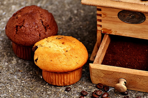kværn, kaffe, muffins, kage, kaffebønner, god fornøjelse, mølle, koffein, bønner, gamle kaffekværn, stimulans, lækker, drage nytte af, male, mad og drikke, mad, træ - materiale, friskhed, ingen mennesker, bord, velvære, sund kost, tæt på, Brun, bagt, hjemmelavet, beholder, frugt, fokus på forgrunden, sødt mad, stilleben, indendørs, gruppe af objekter, skærebræt, 5K, CC0, offentligt domæne, royaltyfrie