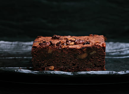 selectivo, fotografía, miseria, pastel, comida, postre, chocolate, oscuro, comida dulce, gastrónomo, de cerca, duende, marrón, pastel de chocolate, rebanada, plato, hecho en casa, Pastelería, horneando, horneado, indulgencia, comida y bebida, dulce, tentación, listo para comer, adentro, frescura, nadie, naturaleza muerta, centrarse en primer plano, foto de estudio, Fruta, fondo negro, Comida comfortable, pastel de Navidad, 4K, CC0, dominio público, libre de derechos