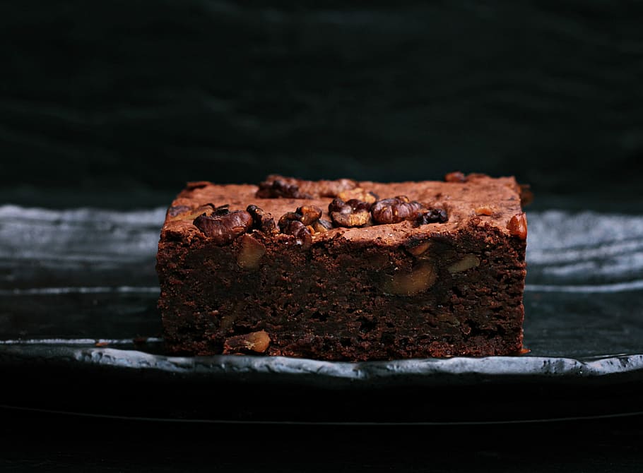 selektiv, Fotografie, Erdnüsse, Kuchen, Lebensmittel, Dessert, Schokolade, dunkel, Süßes Essen, Gourmet, Nahansicht, Brownie, braun, Schokoladenkuchen, Scheibe, Teller, hausgemacht, Gebäck, Backen, gebacken, Genuss, Essen und Trinken, Süss, Versuchung, fertig für den Verzehr, drinnen, Frische, keine Leute, Stillleben, Fokus auf den Vordergrund, Studioaufnahme, Obst, schwarzer Hintergrund, Komfort Essen, Weihnachtskuchen, 4K