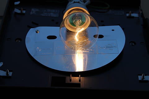 lyspære, e27, lys, lampe, belysning, pære, energi, ingen folk, teknologi, nærbilde, industri, innendørs, belyst, geometrisk form, sirkel, elektrisitet, maskineri, fabrikk, utstyr, form, glass - materiale, belysningsutstyr, elektrisk utstyr, gjennomsiktig, metall, fokusere på forgrunnen, metallindustrien, 2K, CC0, offentlig domene, opphavsrett gratis