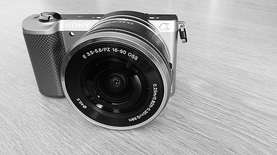 Digitalkamera, Sony, Kamera, Sony Kamera, alpha-5000, Kamera - Fotoausrüstung, Fotografie-Themen, altmodisch, keine Leute, Nahansicht, Tabelle, Objektiv - optisches Instrument, Technologie, Fotoausrüstung, drinnen, einzelnes Objekt, Retro-Stil, Stillleben, Linse - Auge, modern, Fokus auf den Vordergrund, schwarze Farbe, Spiegelreflexkamera, 4K, CC0, gemeinfrei, lizenzfrei