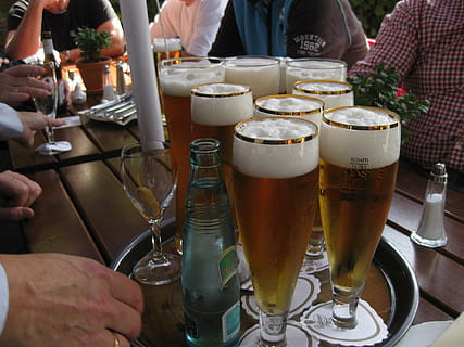 øl, bakke, udkast, drikke, alkohol, forfriskning, menneskelig hånd, mad og drikke, glas, øl - alkohol, hånd, drikkeglas, menneskelig kropsdel, rigtige mennesker, husholdningsudstyr, bord, gruppe af mennesker, ølglas, skummende drikke, bedrift, herrer, mennesker, festlige toast, 1080P, CC0, offentligt domæne, royaltyfrie