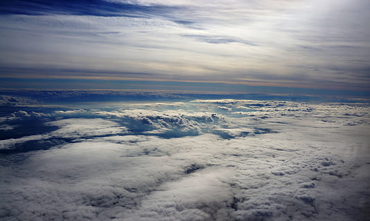 vliegtuig, wolk, wolken, zon, hemel, wit, blauw, vlieg, schaduw, hel, hoog, top, wolk - lucht, scenics - natuur, schoonheid in de natuur, rustige scène, kalmte, luchtfoto, natuur, geen mensen, cloudscape, milieu, idyllisch, zonsondergang, dag, buitenshuis, winter, pluizig, witte kleur, koude temperatuur, zachtheid, bovenstaande, meteorologie, 4K, CC0, publiek domein, royaltyvrij
