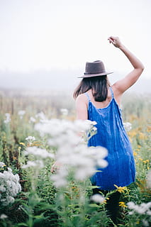 donna, a piedi, campo di fiori, lungo, crescente, mano destra, blu, cinghia di spaghetti, vestito, fiore, campo, donne, natura, una persona, all'aperto, cappello, femmine, persone, etnia caucasica, giovane adulto, bellezza, adulto, estate, bellezza nella natura, scena rurale, bellissimo, rilassamento, solo una donna, stili di vita, prato, braccio umano, arto, braccia alzate, parte del corpo umano, pianta, attività di svago, persone reali, pianta fiorita, messa a fuoco selettiva, terra, tre quarti, abbigliamento casual, giorno, capi di abbigliamento, in piedi, acconciatura, 4K, CC0, dominio pubblico, privo di copyright