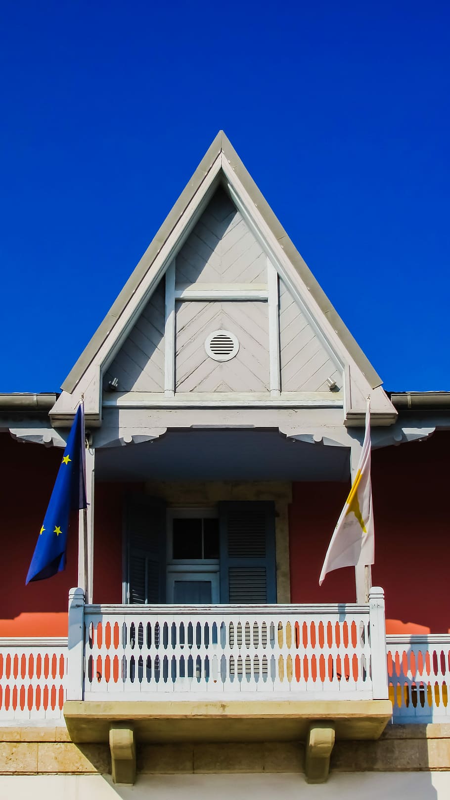 Xipre, larnaca, Administració, balcó, estil colonial, edifici, arquitectura, estructura construïda, exterior de l'edifici, blau, casa, cel clar, cel, dia, naturalesa, cap gent, a l'aire lliure, còpia espai, vista d’angle baix, transport, ciutat, llum solar, pont, pont - estructura feta per l'home, connexió, 4K