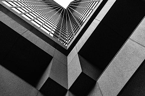 vista de gusanos, rascacielos, bajo, fotografía de ángulo, edificio, arquitectura, líneas, paralela, en blanco y negro, Art º, línea, contraste, mínimo, negro, esquina, borde, modelo, estructura construida, vista de alto ángulo, nadie, adentro, forma geometrica, forma, moderno, sombra, día, diseño, barandilla, luz del sol, resumen, característica arquitectónica, pared - característica de la construcción, piso, suelo de baldosas, directamente debajo, 5K, CC0, dominio público, libre de derechos