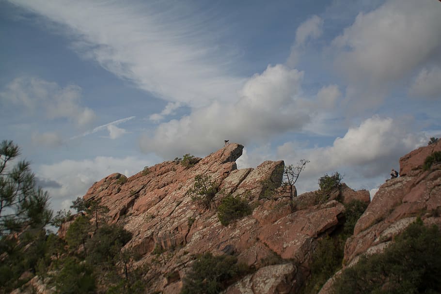 muntanya, escalar, núvols, rock, alpinisme, peña, núvol - cel, cel, escena tranquil·la, bellesa a la natura, tranquil·litat, escenics - natura, naturalesa, escena no urbana, medi ambient, vista d’angle baix, planta, cap gent, dia, paisatge, arbre, remot, a l'aire lliure, Serra, formació, cim de muntanya, erosionat, 4K