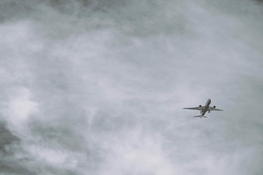 foto in scala di grigi, aereo di linea, aereo, cielo, nuvoloso, cieli, nube, volare, aria, volo, ala, mezzi di trasporto, trasporto, viaggio, bianca, vacanza, volante, veicolo aereo, Inquadratura dal basso, modo di trasporto, mezz'aria, nuvola - cielo, nessuno, movimento, natura, in movimento, giorno, all'aperto, copia spazio, aereo commerciale, aereo da combattimento, industria aerospaziale, 4K
