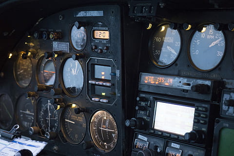 schwarz, Kombiinstrument, Motor, multi analog, Messgeräte, Kontrollen, Cockpit, Ebene, Cluster, Spurweite, Luftfahrzeug, Flugzeug, Schalttafel, Steuerung, Transport, Transportmittel, Technologie, Fahrzeuginnenraum, Instrumententafel, Luft-und Raumfahrtindustrie, Spur, Reise, Richtung, drinnen, fliegend, Nahansicht, keine Leute, Messinstrument, Pilot, Pilotierung, Komplexität, 5K, CC0, gemeinfrei, lizenzfrei