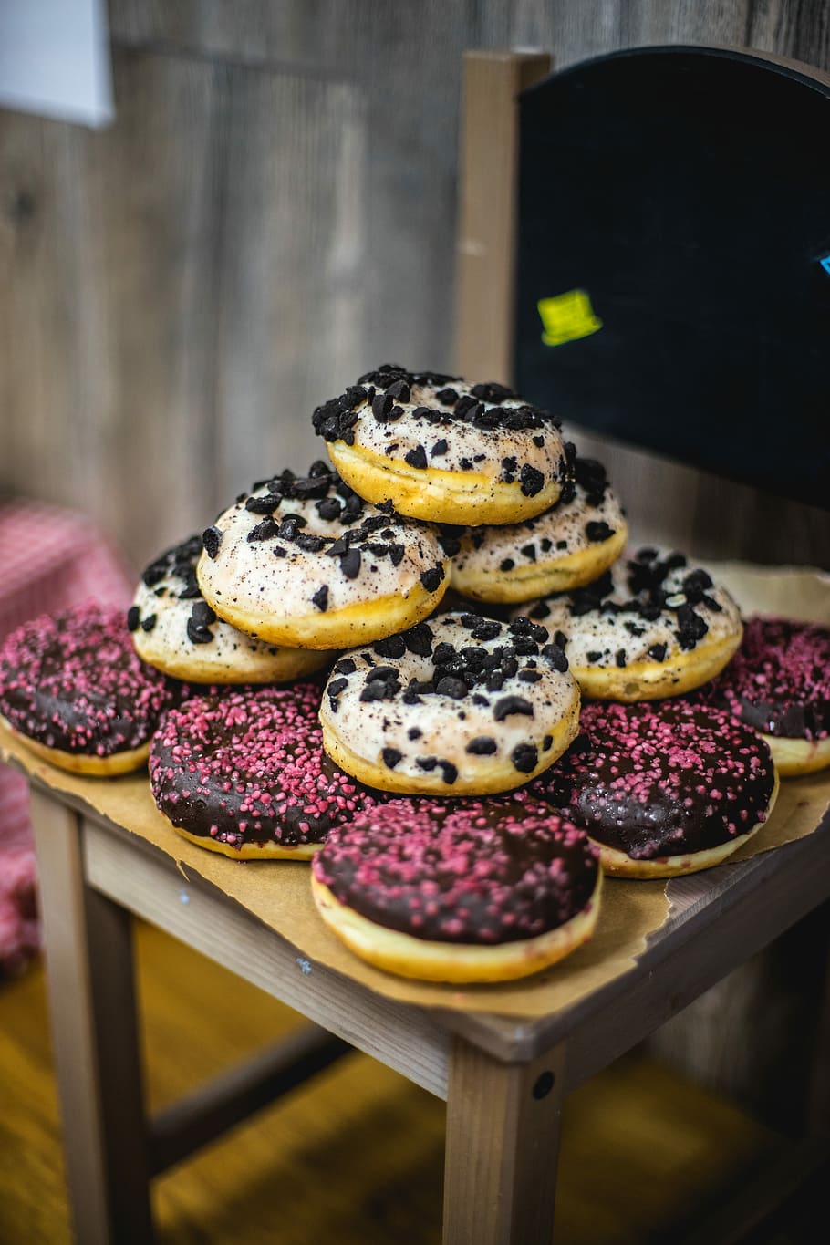 assortert, bakverk, bord, donuts på stol, smultring, kake, glasur, mat og Drikke, mat, friskhet, bakt, overbærenhet, ingen folk, innendørs, klar til å spise, søt mat, stilleben, nærbilde, søt, dessert, fokusere på forgrunnen, fristelse, butikk, tre - materiale, sete, 5K