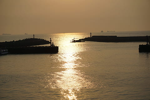 posta de sol, oceà, aigua, ombra, fosc, tarda, groc, vermell, assolellat, llum solar, viatjar, platja, naturalesa, mar, sol, cel, Costa, taronja, vacances, color, llum, alba, temps, temporada, onada, taipei, calenta, a l'aire lliure, navega, brillant, vora del mar, vista, pel mar, silueta, transport, vaixell nàutic, reflexió, escenics - natura, davant del mar, bellesa a la natura, manera de transport, tranquil·litat, color taronja, cap gent, escena tranquil·la, moll, 5K, CC0, domini públic, lliure de regalies