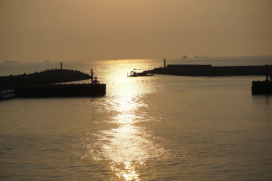 posta de sol, oceà, aigua, ombra, fosc, tarda, groc, vermell, assolellat, llum solar, viatjar, platja, naturalesa, mar, sol, cel, Costa, taronja, vacances, color, llum, alba, temps, temporada, onada, taipei, calenta, a l'aire lliure, navega, brillant, vora del mar, vista, pel mar, silueta, transport, vaixell nàutic, reflexió, escenics - natura, davant del mar, bellesa a la natura, manera de transport, tranquil·litat, color taronja, cap gent, escena tranquil·la, moll, 5K
