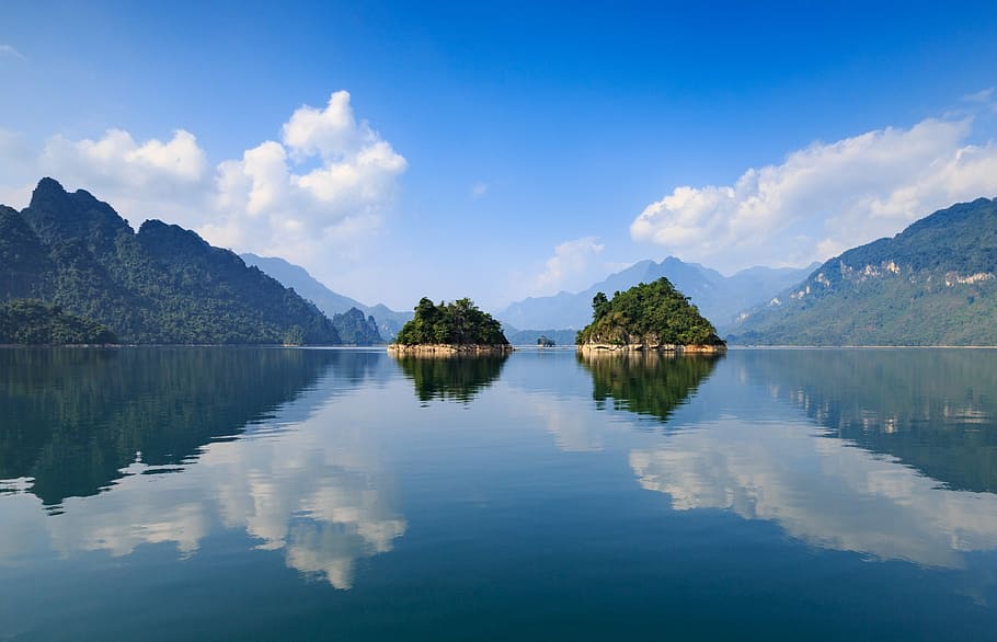 dos, illes, muntanyes, vidriós, aigua, durant el dia, naturalesa, reflexió, muntanya, llac, viet nam, na penjar, tuyen quang, cel, escenics - natura, tranquil·litat, escena tranquil·la, bellesa a la natura, núvol - cel, cap gent, blau, arbre, planta, davant del mar, idíl·lic, simetria, escena no urbana, a l'aire lliure, llac de reflexió, 4K