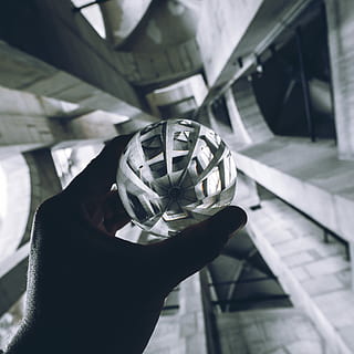 hvidt spejl, person, bedrift, rund, grå, metal bold, bold, hånd, loft, bygning, arkitektur, sort og hvid, holde, symmetri, kigger op, abstrakt, kold, sort, hvid, invers, Schweiz, Geneve, kig op, gammel by, spejl, menneskelig hånd, en person, menneskelig kropsdel, fokus på forgrunden, tæt på, indendørs, dag, rigtige mennesker, uigenkendelig person, personlige perspektiv, glas - materiale, afspejling, fritidsaktivitet, kropsdel, høj vinkel visning, natur, glas, finger, sølvfarvet, 2K, CC0, offentligt domæne, royaltyfrie