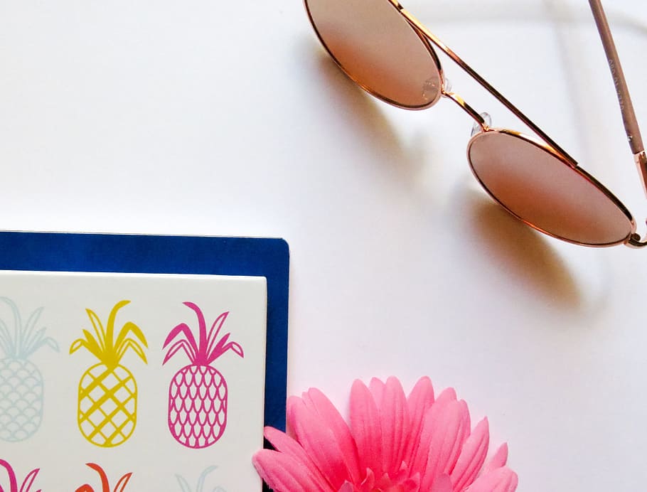guld, indrammet, aviator solbriller, kunst, design, blomst, notesbog, papir, ananas, skygge, solbriller, hvid baggrund, bord, blomstrende plante, indendørs, plante, stilleben, tæt på, ingen mennesker, briller, teknologi, trådløs teknologi, høj vinkel visning, friskhed, køkkenredskaber, natur, meddelelse, lyserød farve, skrøbelighed, ske, mad og drikke, blomsterhoved, blomstermønster, 4K