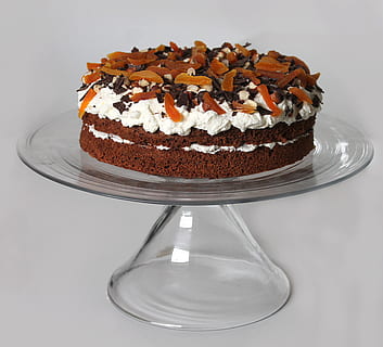 pastís, superior, vidre, stand, pastís de capa, pastís de pa de sègol, postres, menjar, delícies, bonic, pastís de postres, casolà, menjar dolç, dolç, menjar i beguda, indulgència, al forn, frescor, llest per menjar, cakestand, a l'interior, temptació, primer pla, tir de l'estudi, menjar poc saludable, natura morta, cap gent, placa, fons blanc, element de pastisseria al forn, pastís de xocolata, 2K, CC0, domini públic, lliure de regalies