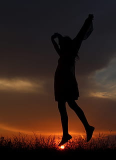 sol, ombres, jugar, posta de sol, noia, silueta, només dones, una sola dona, ballant, vespre, cel, longitud completa, una persona, dones, estils de vida, núvol - cel, activitat d'oci, persones reals, camp, braços aixecats, bellesa a la natura, terra, color taronja, adult, braç humà, naturalesa, escenics - natura, 2K, CC0, domini públic, lliure de regalies