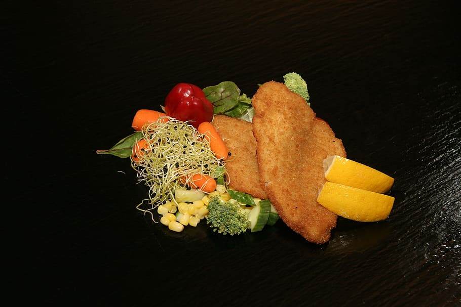 filet de peix, arrebossat, fregit, llimona, friture, refrescos, gust, menjar, amanida, menjar i beguda, frescor, alimentació saludable, natura morta, llest per menjar, vegetals, benestar, mida de la porció, a l'interior, cap gent, vista d’angle alt, fons negre, tomàquet, primer pla, taula, placa, fruita, indulgència, bròquil, temptació, menjar japonès, decorar, 2K