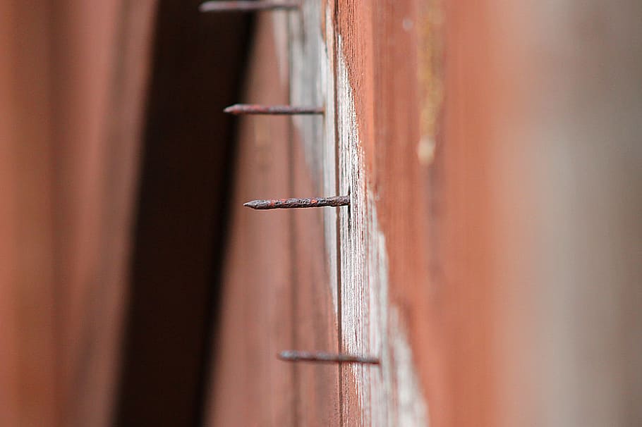 ungles, agut, exposat, sobresortir, rovellat, rústic, resistent, alineació, tira, construcció, punts, angle, diagonal, graner, revestiment, revestiment de graner, material de fusta, primer pla, cap gent, dia, a l'aire lliure, enfocament selectiu, seguretat, entrada, metall, porta, protecció, bloqueig, funció de construcció de parets, marró, vell, finestra, a l'interior, paret, pestell, 2K