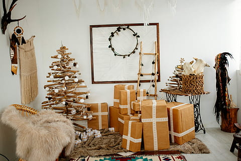 marrón, cartulina, junto a, árbol de Navidad, dentro, habitación, tiempo de día, cajas de cartón, decoración de árboles, paquete, presente, regalo, árbol, adentro, colgando, gran grupo de objetos, nadie, decoración, Al por menor, arte, elección, Arte y artesanía, cesta, envase, almacenar, pequeños negocios, naturaleza, variación, pared - característica de la construcción, día, celebracion, negocio, venta, 5K, CC0, dominio público, libre de derechos