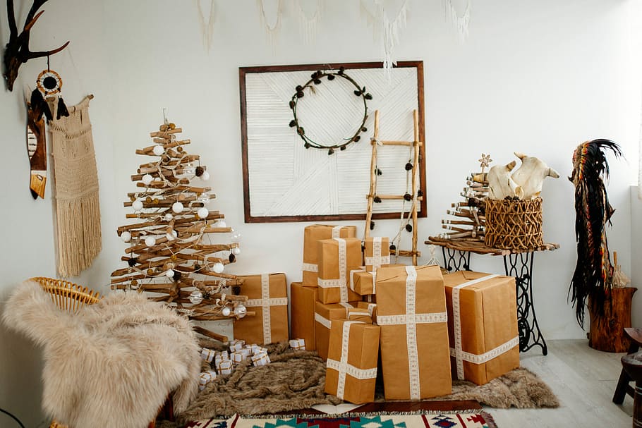 Marrone, cartone, accanto, albero di Natale, dentro, camera, giorno, scatole di cartone, decorazioni per l'albero, pacco, pacchetto, presente, regalo, albero, in casa, sospeso, grande gruppo di oggetti, nessuno, decorazione, Al dettaglio, mestiere, scelta, arte e artigianato, cestino, contenitore, memorizzare, piccola impresa, natura, variazione, caratteristica della parete, celebrazione, attività commerciale, saldi, 5K