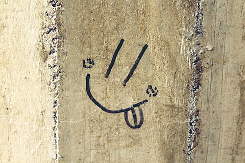 Beton, Wand, handschriftlich, smiley, Zeichnung, frech, Gesicht, lustig, Emoticon, Lächeln, Freude, Zunge, Kommunikation, Wandbau - Funktion, keine Leute, Tag, Kreativität, Text, gebaute Struktur, die Architektur, Nahansicht, texturiert, Kunst und Handwerk, Graffiti, Botschaft, draußen, lächelnd, schwarze Farbe, anthropomorphes smileygesicht, westliche Schrift, Emotion, 4K, CC0, gemeinfrei, lizenzfrei