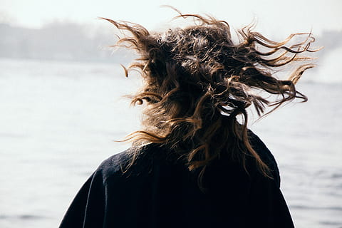 capelli soffiati dal vento, vento, soffiato, capelli, persone, donne, una persona, all'aperto, mare, femmine, acqua, giovane adulto, etnia caucasica, capelli lunghi, bellezza, natura, adulto, Capello umano, bellissimo, solo donne, solo una donna, capelli castani, acconciatura, capelli arruffati, colpo alla testa, ritratto, attività di svago, ambiente, persone reali, concentrarsi sulle conoscenze acquisite, stili di vita, capelli ricci, bella donna, lancio di capelli, 4K, CC0, dominio pubblico, privo di copyright