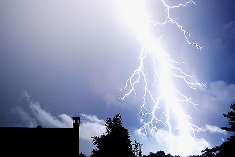 time-lapse fotografering, lyn, silhuet, træer, torden, tordenvejr, storm, storme, regn, vind, sæsoner, træ, himmel, ingen mennesker, sky - himmel, natur, lav vinkel visning, skønhed i naturen, magt i naturen, arkitektur, strøm, bygget struktur, bygning udvendig, udendørs, bygning, miljø, dag, 720P, CC0, offentligt domæne, royaltyfrie