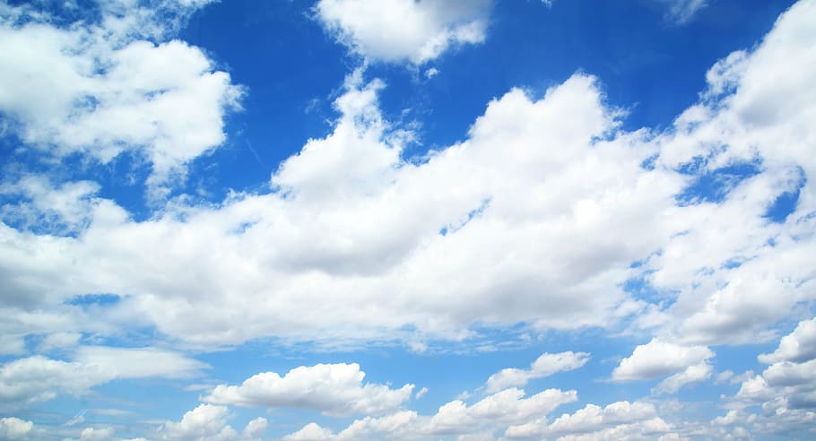 vista dal basso, nuvoloso, cielo, nuvole, blu, azur, tempo metereologico, nuvolosità, sole, nuvola - cielo, natura, sfondi, bellezza nella natura, Paesaggi, Cloudscape, solo cielo, Inquadratura dal basso, Colore bianco, ambiente, atmosfera, scenics - natura, vento, meteorologia, cielo lunatico, cielo drammatico, nessuno, la tranquillità, colore vibrante, pulito, all'aperto, la libertà, luminosa, clima, primavera, 4K