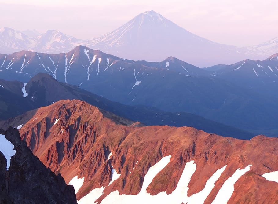 muntanyes, volcà, escalada, alçada, rangs, espai obert, tarda, posta de sol, estiu, neu, sneznik, paisatge, naturalesa, viatge, pic solitari, silenci, pedres, Kamchatka, els arbustos, àlid, olgac, muntanya, escenics - natura, bellesa a la natura, Serra, temperatura de fred, medi ambient, hivern, cel, escena tranquil·la, escena no urbana, cap gent, tranquil·litat, muntanya nevada, rock, idíl·lic, terra, cim de muntanya, formació, 1080P