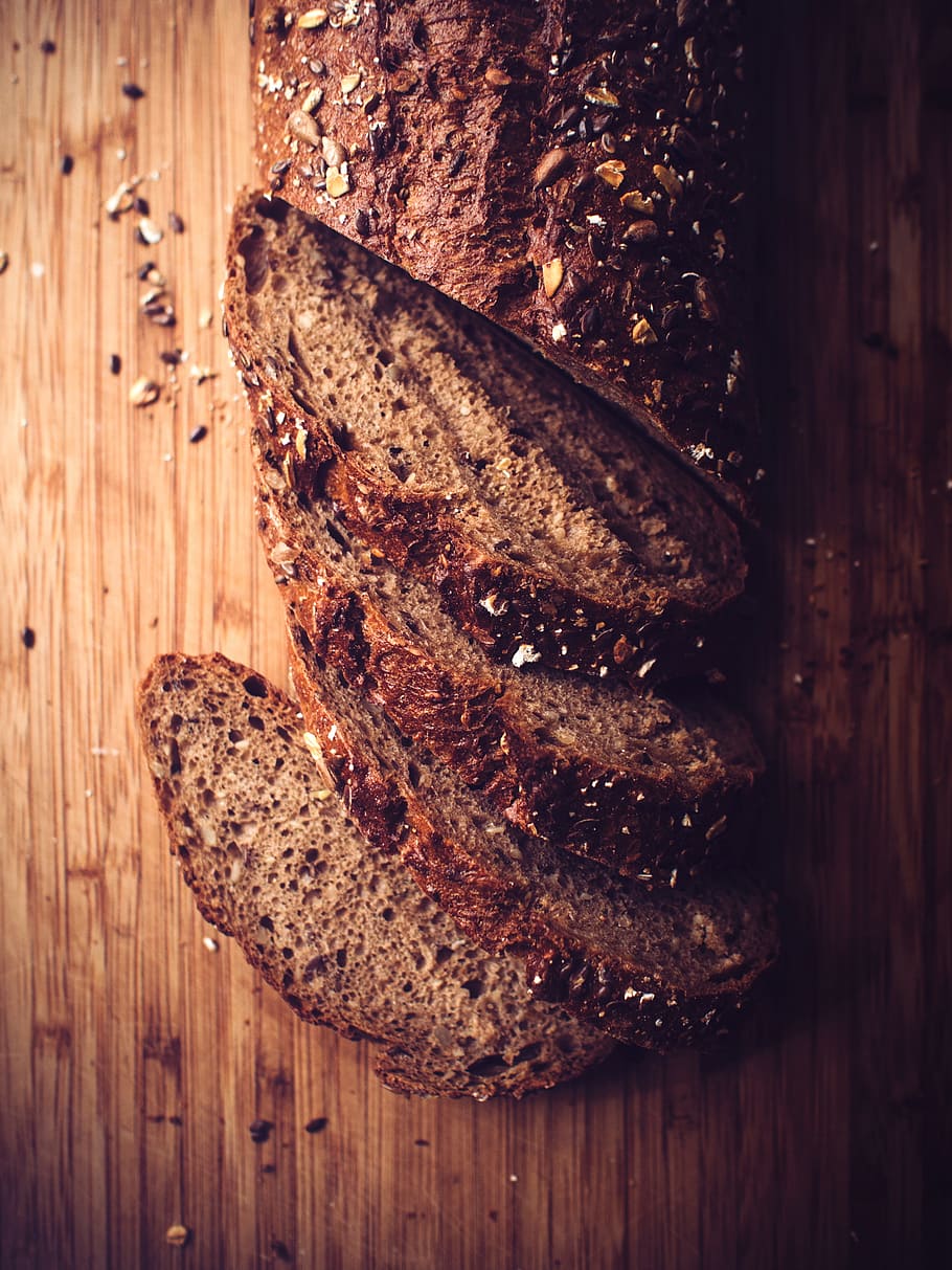 brood, granen, keuken-, bakken, chef, voedsel, eten en drinken, hout - materiaal, versheid, recht boven, geen mensen, gezond eten, plak, detailopname, welzijn, bruin, binnenshuis, stilleven, tafel, bruin brood, hoge hoekmening, klaar om te eten, gezonde levensstijl, knapperig, rogge - graan, ontbijt, verleiding, 4K
