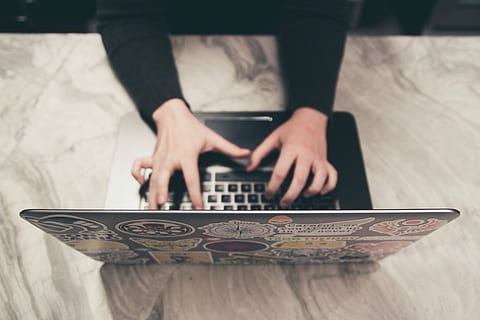 asmens įvedimas, „MacBook“, juoda, nešiojamas kompiuteris, vienas asmuo, žmogaus ranka, ūkyje, ranka, komunikacijos, patalpose, lentelė, belaidžio ryšio technologija, midsection, sutelkti dėmesį į naujas žinias, technologijos, Vaizdas iš priekio, ryšį, atsitiktinis apranga, realūs žmonės, žmogaus kūno dalis, suaugusiųjų, dieną, vyrai, pirštu, 5K, CC0, Viešasis domenas, nemokamai
