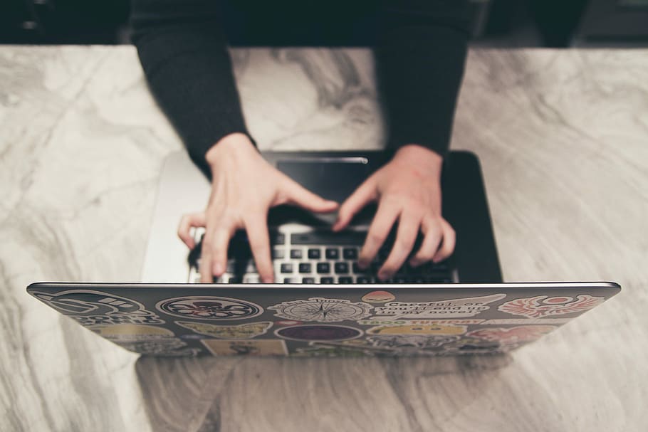 asmens įvedimas, „MacBook“, juoda, nešiojamas kompiuteris, vienas asmuo, žmogaus ranka, ūkyje, ranka, komunikacijos, patalpose, lentelė, belaidžio ryšio technologija, midsection, sutelkti dėmesį į naujas žinias, technologijos, Vaizdas iš priekio, ryšį, atsitiktinis apranga, realūs žmonės, žmogaus kūno dalis, suaugusiųjų, dieną, vyrai, pirštu, 5K