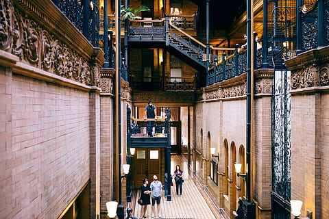 arquitectura, edifici, infraestructura, interior, disseny, bradbury, referència, gent, persones reals, grup de persones, estructura construïda, exterior de l'edifici, homes, dones, adult, ciutat, estils de vida, multitud, caminar, viatjar, activitat d'oci, dia, a l'aire lliure, turisme, 2K, CC0, domini públic, lliure de regalies