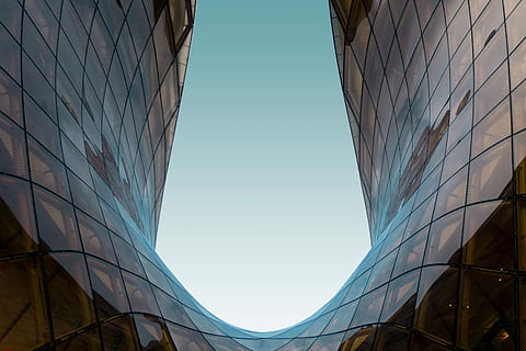 vidre, alt, edifici de pujada, blau, cel, foto, gris, construcció de metalls, edifici, arquitectura, estructura, disseny, modern, exterior de l'edifici, estructura construïda, ciutat, vista d’angle baix, cel clar, exterior d’edifici d’oficines, cap gent, naturalesa, vidre - material, oficina, gratacels, dia, finestra, reflexió, directament a sota, a l'aire lliure, aliatge, 5K, CC0, domini públic, lliure de regalies