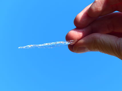 hånd, istap, holde, kold, smelte, is, vinter, himmel, blå, tilbageholdelse, dråbe, tæt på, friskhed, væske, menneskelig hånd, natur, farvebillede, menneskelig kropsdel, sundhedspleje og medicin, narkotisk, en person, kropsdel, bedrift, rigtige mennesker, finger, uigenkendelig person, nål, menneskelig finger, skarp, medicinske forsyninger, kopiere plads, farvet baggrund, sprøjte, blå baggrund, 4K, CC0, offentligt domæne, royaltyfrie