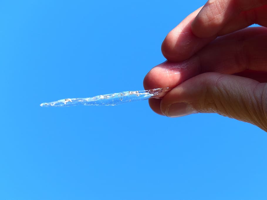 hånd, istap, holde, kold, smelte, is, vinter, himmel, blå, tilbageholdelse, dråbe, tæt på, friskhed, væske, menneskelig hånd, natur, farvebillede, menneskelig kropsdel, sundhedspleje og medicin, narkotisk, en person, kropsdel, bedrift, rigtige mennesker, finger, uigenkendelig person, nål, menneskelig finger, skarp, medicinske forsyninger, kopiere plads, farvet baggrund, sprøjte, blå baggrund, 4K
