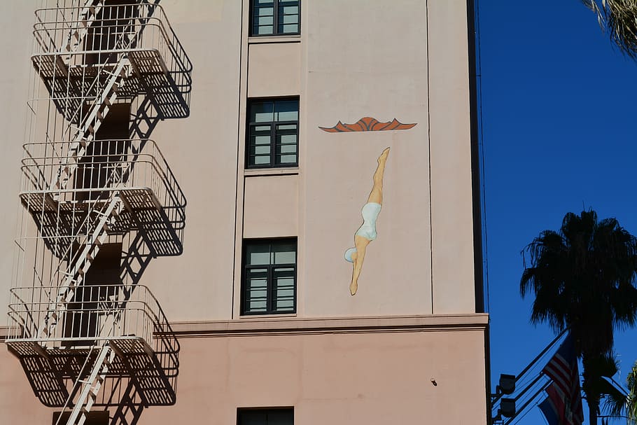 mural, San Jose, persona, arte de pared de buceo, graffito, pared, exterior, edificio, salida de incendios, nadando, ciudad, norcal, californio, arquitectura, estructura construida, exterior del edificio, día, nadie, árbol, naturaleza, vista de ángulo bajo, ventana, planta, al aire libre, cielo, Distrito residencial, luz del sol, palmera, cielo limpio, representación, apartamento, 5K