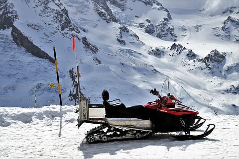 neu, hivern, fred, gel, esport, muntanya, congelat, la glacera, temporada, a la cort de, naturalesa, el vehicle, gelada, moto de neu, transport, aventura, gelades, tractament, els Alps, alt, alpí, szwajcaria, zermatt, temperatura de fred, bellesa a la natura, activitat d'oci, escenics - natura, persones reals, dia, muntanya nevada, una persona, Color blanc, manera de transport, Serra, esport d'hivern, estils de vida, a l'aire lliure, roba calenta, roba d'esquí, 5K, CC0, domini públic, lliure de regalies