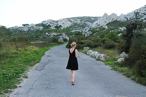 mujer, vistiendo, negro, vestido sin mangas, gris, hormigón, la carretera, montañas, verde, hierba, carretera de montaña, naturaleza, paisaje, colina, país, viaje, al aire libre, verano, sendero, aventuras, escénico, caminar, para caminar, niña, alejarse, dejando, tranquilo, desierto, turismo, gente, una persona, longitud total, montaña, mujer joven, adulto joven, actividad de ocio, en pie, belleza en la naturaleza, estilos de vida, gente real, adulto, planta, ropa, ropa casual, vestido, vista frontal, Moda, peinado, 4K, CC0, dominio público, libre de derechos