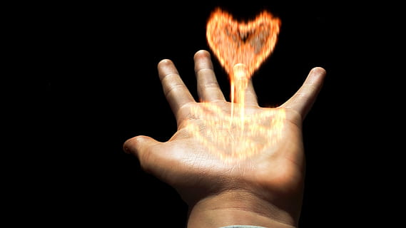 sinistra, fiamma a forma di cuore, cuore, fiamma, mano, fuoco, brucia, amore, fuoco, bruciare, marca, fiammata, heiss, luce, San Valentino, rosso, passione ardente, mano umana, parte del corpo umano, dito umano, illuminato, notte, comunicazione, parte del corpo, sfondo nero, una persona, dito, Esprimere a gesti, in casa, girato in studio, copia spazio, avvicinamento, uomini, persona irriconoscibile, fuoco - fenomeno naturale, ardente, arto umano, fermare il gesto, 5K, CC0, dominio pubblico, privo di copyright